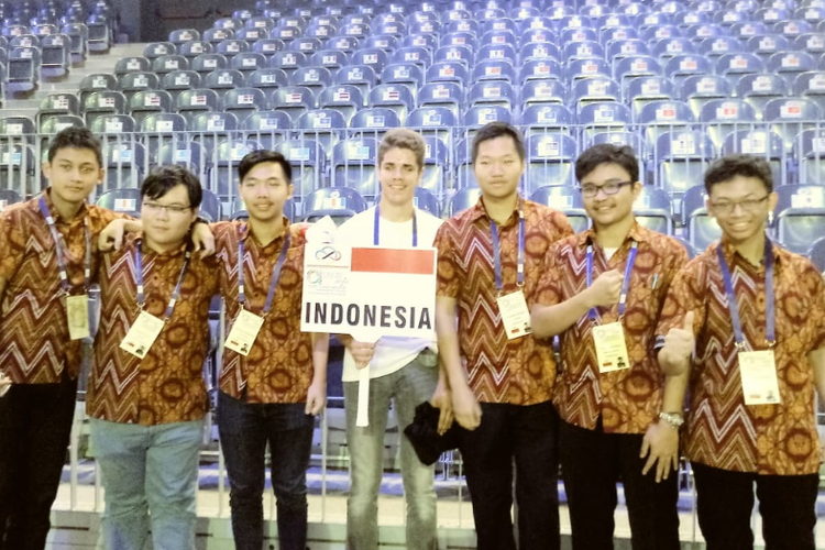 Enam pelajar yang menjadi wakil Indonesia dalam International Mathematical Olympiad 2018 di Romania