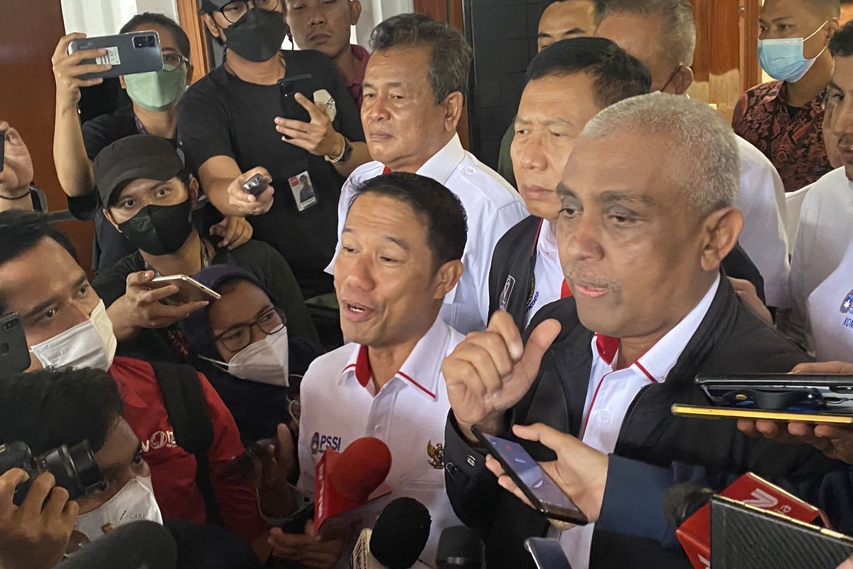 Ketua Komite Wasit Persatuan Sepakbola Seluruh Indonesia (PSSI) Ahmad Riyadh (kanan) di Kantor Kemenko Polhukam, Jakarta, Selasa (11/10/2022).