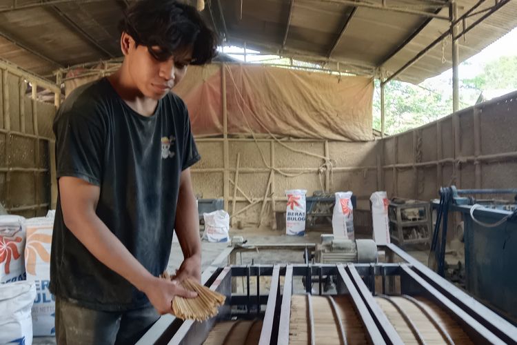 Pekerja Solid Bamboo menunjukkan proses produksi tusuk sate di Tanjungsari, Sumedang, Jabar, Kamis (30/5/2024). KOMPAS.com/AAM AMINULLAH