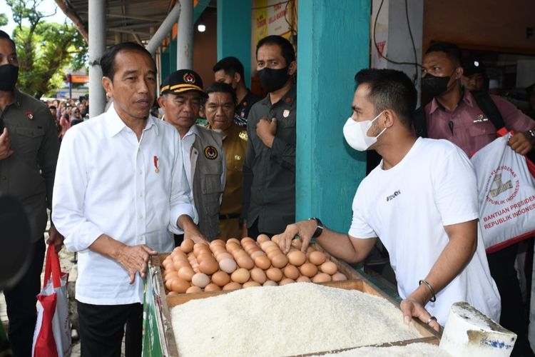 Presiden Joko Widodo saat mengunjungi Pasar Kelapa, Kota Cilegon di sela-sela kunjungan kerjanya ke Provinsi Banten, pada Selasa (11/4/2023).