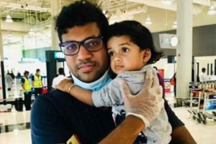 Ekspatriat India Murtaza Faisal menggendong putrinya Aysha dua tahun di Bandara Internasional Dubai pada  Jumat, 7 Agustus sebelum dia naik ke penerbangan naas ke Kozhikode.