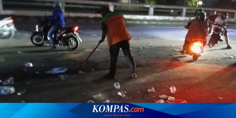 Mahasiswa Bubar, Petugas Langsung Bersihkan Area Depan Gedung DPR RI