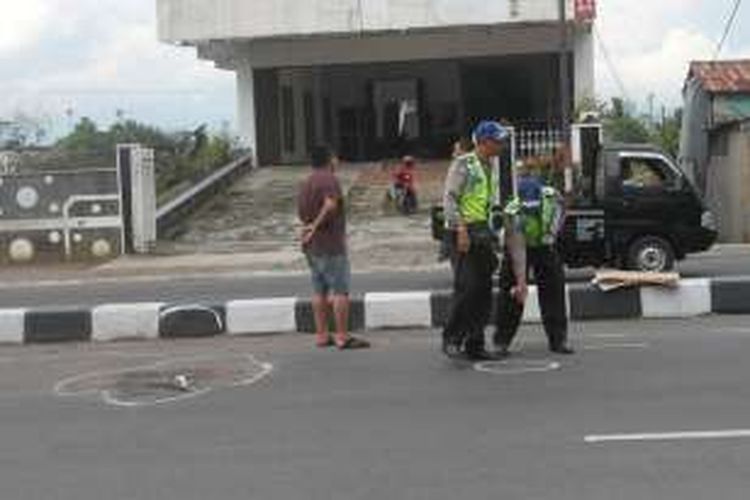 Pertugas Polres Magelang sedang olah tempat kejadian kecelakaan lalu lintas yang melibatkan sepeda motor dan mikrobus di Jalan Yogyakarta-Magelang, Desa Mantenan, Kecamatan Mertoyudan, Kabupaten Magelang, Senin (30/5/2016).