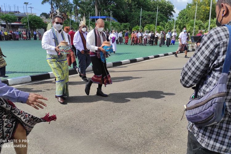 Tujuh bupati di Nusa Tenggara Timur (NTT) menyerahkan tanah dan air kepada Gubernur NTT Viktor Bungtilu Laiskodat, sebagai simbol dukungan  pembangunan ibu kota Republik Indonesia  Nusantara di Kalimantan Timur