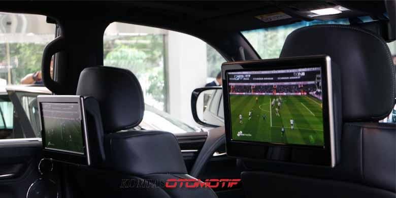 Dua layar monitor di kabin All-New Lexus LX 570. 