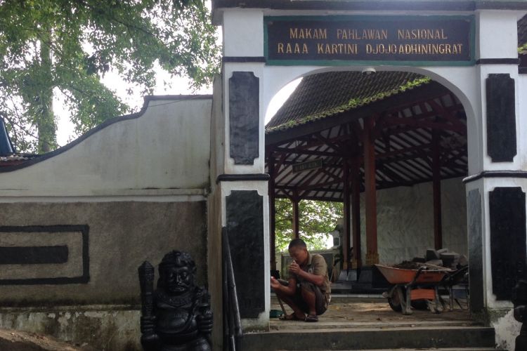 Para pekeja merapikan areal makam RA Kartini di Rembang, Jawa Tengah, Minggu (26/3/2017).