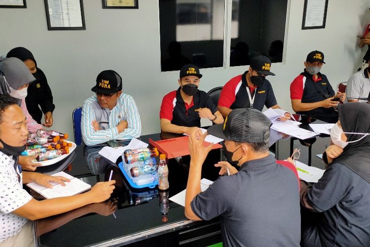 Tim Pora Kantor Imigrasi Kelas I Non TPI Pemalang yang dipimpin Kepala Seksi Inteldakim Washono melakukan inspeksi mendadak tenaga kerja asing (TKA) di sejumlah pabrik di Kabupaten Brebes, Jawa Tengah, Kamis (8/9/2022). 