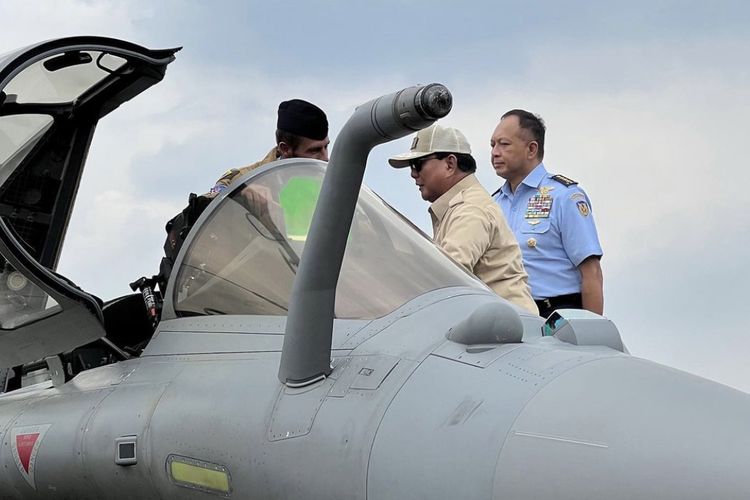 Menteri Pertahanan Prabowo Subianto didampingi KSAU Marsekal Fadjar Prasetyo mengecek kokpit jet tempur Rafale milik Perancis di Halim Perdankusuma, Jakarta, beberapa waktu lalu.