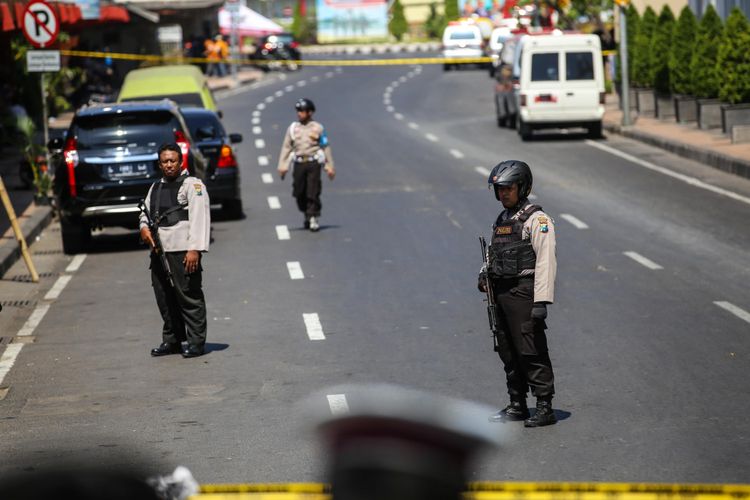 Anggota kepolisian berjaga disekitar wilayah Mapolrestabes Surabaya, Jawa Timur, Senin (14/5/2018). sekitar pukul 08.50 WIB, menyebabkan 4 anggota polisi dan 6 warga terluka.