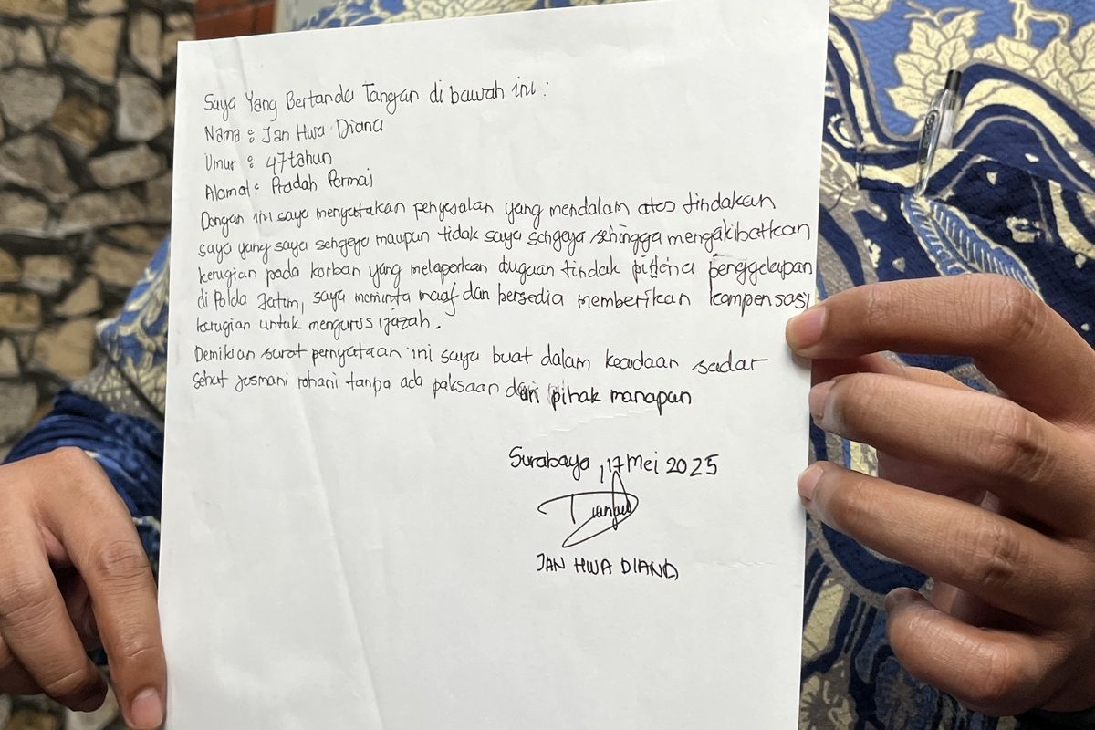 Kuasa hukum Jan Hwa Diana, Elok Dwi Katja, saat ditemui di Rumah Aspirasi Wakil Walikota Surabaya, Armuji pada Selasa (27/5/2025). Ia menunjukkan surat permintaan maaf Diana. 