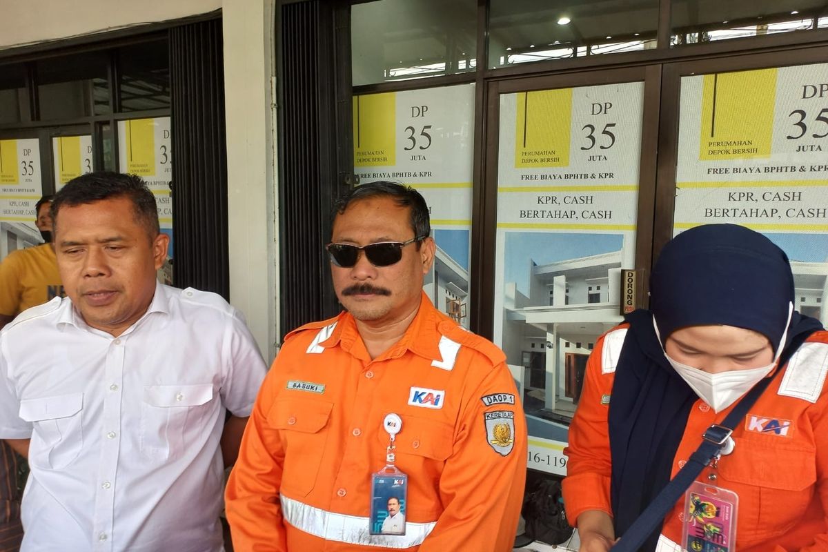 Anggota DPRD Kota Depok dari Fraksi PKB, Babai Suhaimi bersama Kepala Humas PT KAI Daop 1 Eva Chairunnisa tengah memberikan keterangan kepada wartawan di Rawa Geni, Ratujaya, Cipayung, Depok pada Selasa (21/6/2022). Hal itu berkaitan soal pelintasan sebidang di Rawa Geni yang dibuka secara sepihak oleh warga setempat