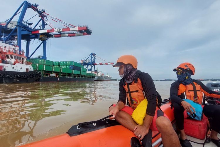 Tim SAR Gabungan melakukan pencarian korban di Perairan Sungai Mahakam, Samarinda