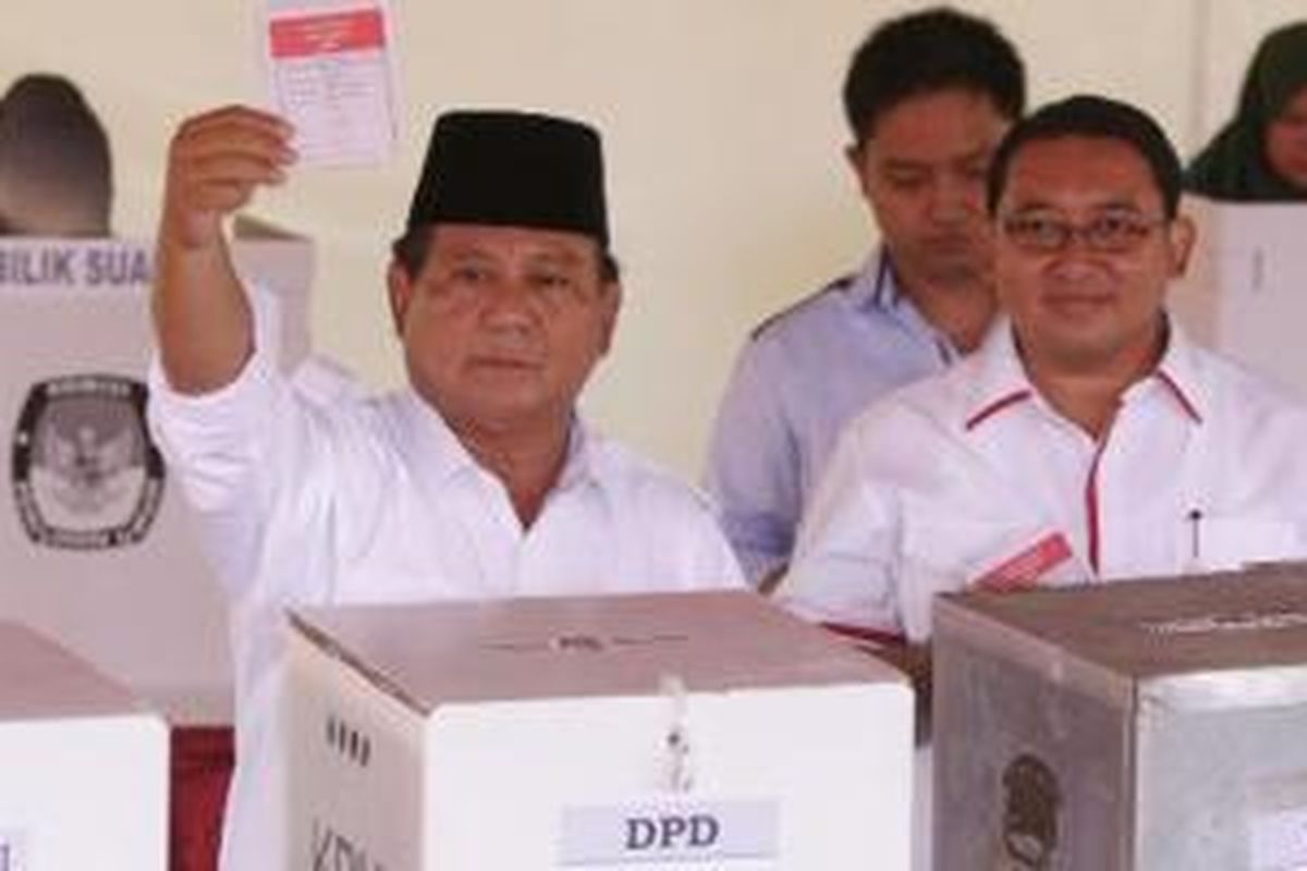 Ketua Dewan Pembina Partai Gerindra, Prabowo Subianto (kiri) didampingi Sekretaris Jenderal Partai Gerindra, Fadli Zon menggunakan hak pilihnya pada pemilu legislatif di Tempat Pemungutan Suara 2, Kampung Curug, Desa Bojong Koneng, Kecamatan Babakan Madang, Bogor, Rabu (9/4/2014). Pemilu legislatif hari ini dilaksanakan serentak di seluruh Indonesia. 