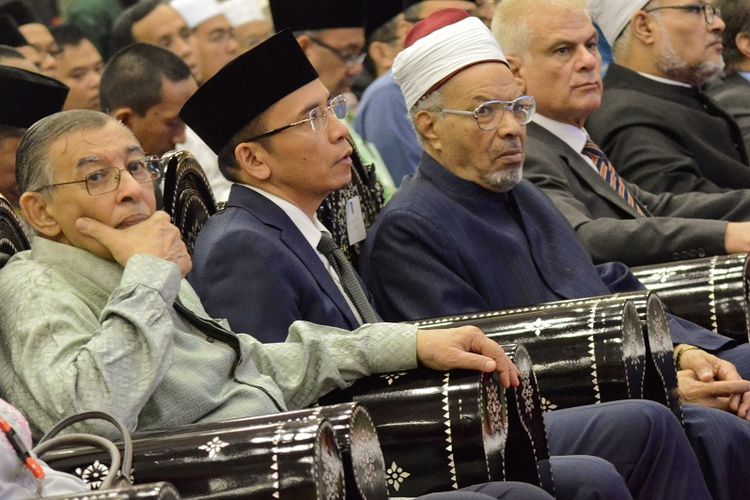 Gubernur NTB, M Zainul Majdi (kedua kiri) bersama Wakil Ketua WAAG Al-Azhar Syeikh Muhammad Abdul Fadil Al-Qusi (ketiga kiri) dan Cendekiawan Muslim    Quraish Shihab (kiri)  saat pembukaan Konferensi Internasional Alumni Al Azhar Mesir di Islamic Center NTB di Mataram, Rabu (18/10). Konferensi Internasional Alumni Al Azhar yang diselenggarakan hingga 20 Oktober 2017 itu bertemakan Moderasi Islam Dimensi dan Orientasi yang diikuti oleh 400 peserta dari 15 negara di antaranya akan membahas permasalahan fatwa keagamaan di era media sosial serta dakwah kontemporer di era perkembangan teknologi informasi .ANTARA FOTO/Ahmad Subaidi/nz/17.