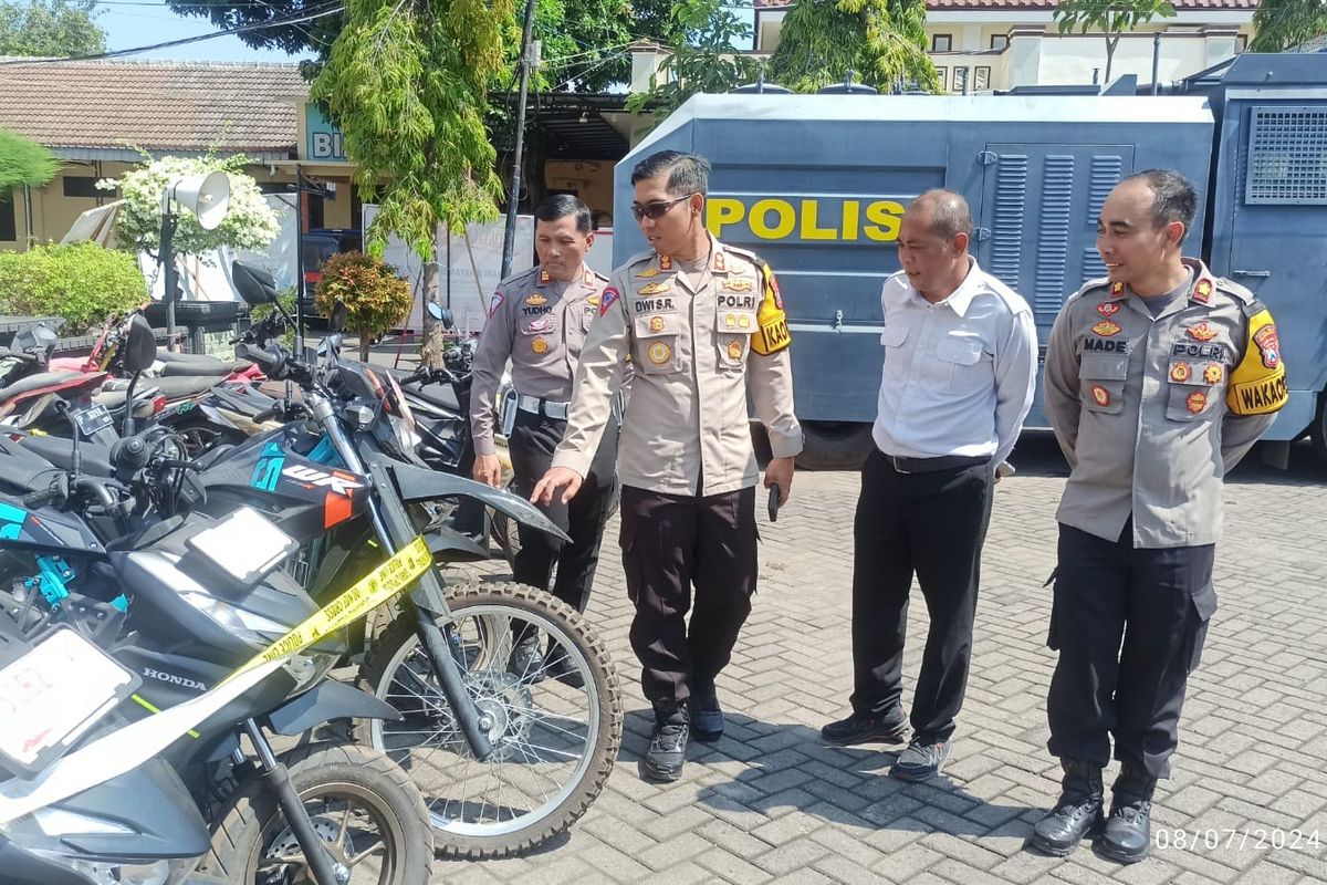 Sembilan motor baru dari dealer disita Polres Situbondo Polda Jatim.