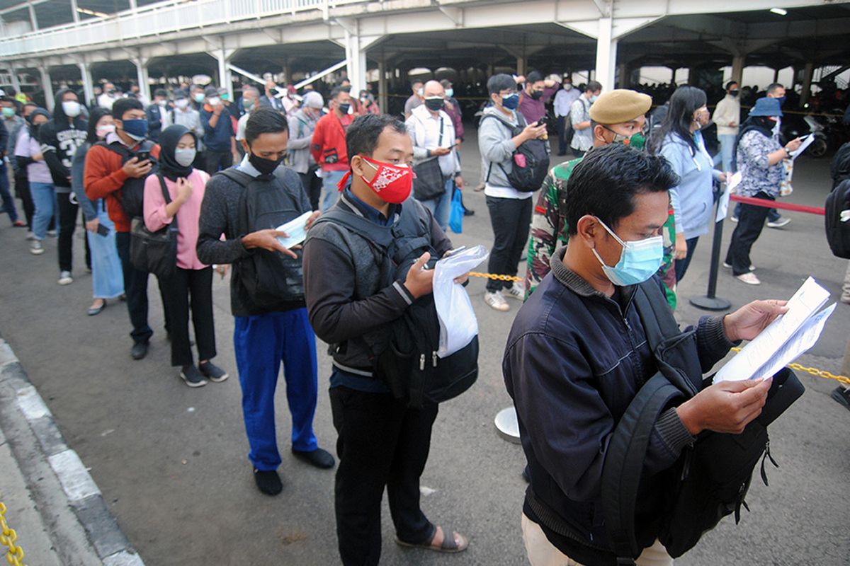 Sejumlah calon penumpang mengantre saat pemeriksaan dokumen Surat Tanda Registrasi Pekerja (STRP) di Stasiun Bogor, Jawa Barat, Senin (13/7/2021). Kementerian Perhubungan mengeluarkan aturan soal kewajiban membawa STRP atau surat tugas bagi pengguna KRL Commuterline yang berlaku mulai Senin (13/7/2021) di masa Pemberlakuan Pembatasan Kegiatan Masyarakat (PPKM) Darurat.