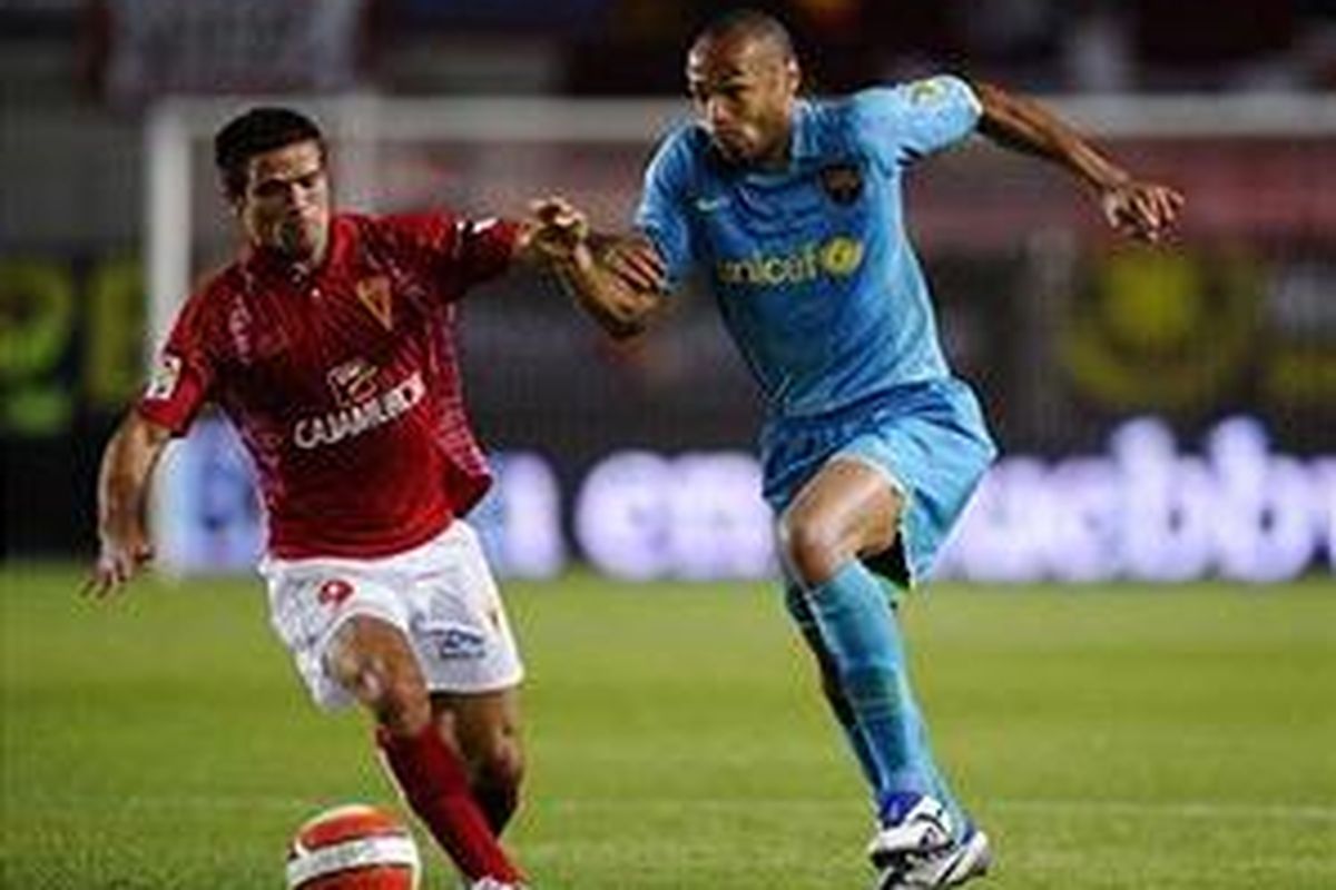 Thierry Henry (kanan), berjanji tampil bagus pada musim ini karena kondisinya sudah fit.