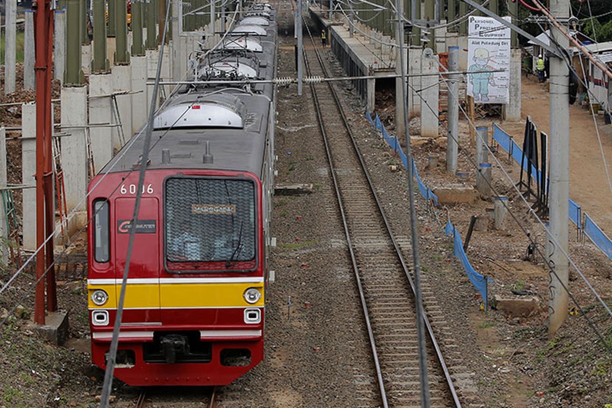 Sebuah Kereta Rel Listrik (KRL) melaju di samping lokasi pembangunan Stasiun Sudirman Baru di Jakarta, Senin (6/3/2017). Stasiun yang terintergrasi dengan stasiun MRT itu hanya akan melayani penumpang dari Stasiun Manggarai menuju bandara Soekarno Hatta melewati Stasiun Sudirman Baru, Duri, dan Batu Ceper sebagai stasiun pemberhentian dan diperkirakan selesai pada tahun 2017.