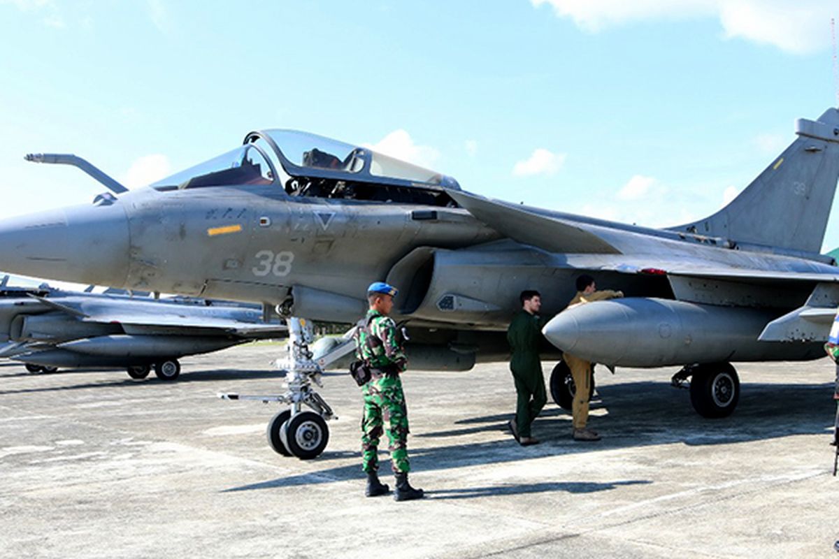 Pesawat tempur Angkatan Laut Perancis, Rafale, yang mendarat darurat di Lanud Sultan Iskandar Muda di Aceh pada Sabtu (18/5/2019). 