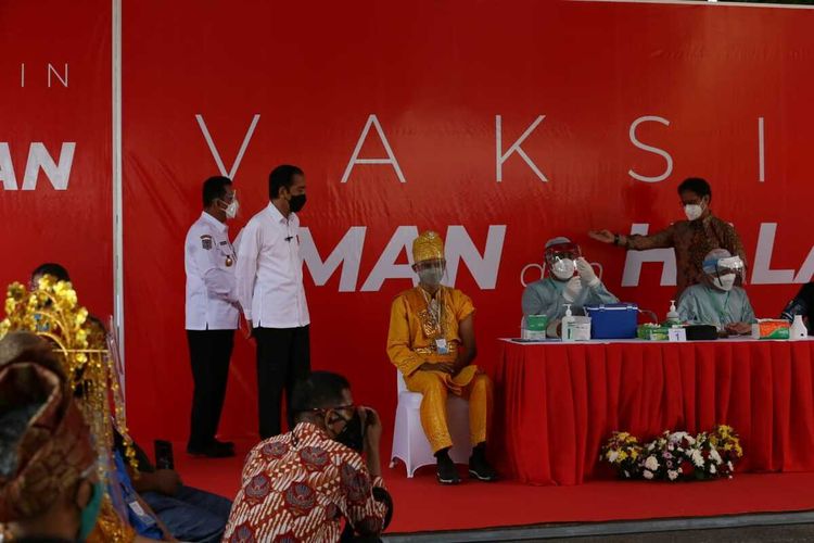 Presiden Joko Widodo (Jokowi) saat melakukan peninjauan dan pengecekan pelaksanaan vaksinasi Covid-19 yang dilaksanakan di seluruh kabupaten kota se Kepri melalui virtual conference.