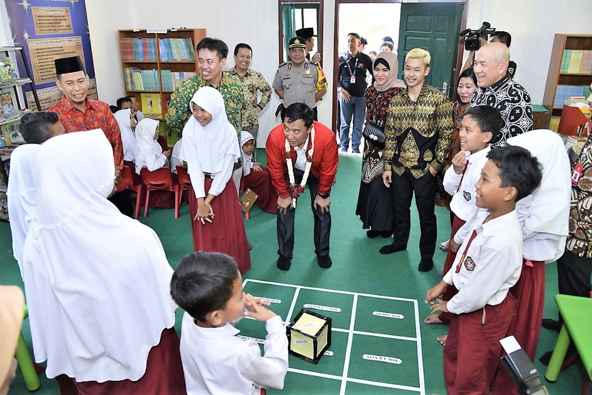 J. Satrijo Tanudjojo, CEO Global Tanoto Foundation bersama Imam Nahrawi, Menteri Pemuda dan Olahraga Republik Indonesia ditemani oleh Pipiet Kamelia, peraih medali emas Cabang Olahraga Pencak Silat Kelas D Putri (60-65 Kg) di Asian Games 2018 dan Hanifan Yudani Kusumah, peraih medali emas Cabang Olahraga Pencak Silat Kelas C Putra (55-60 Kg) di Asian Games 2018 bermain dengan siswa SDN 163/I Bulian Jaya, Jambi pada Senin (1/8).
