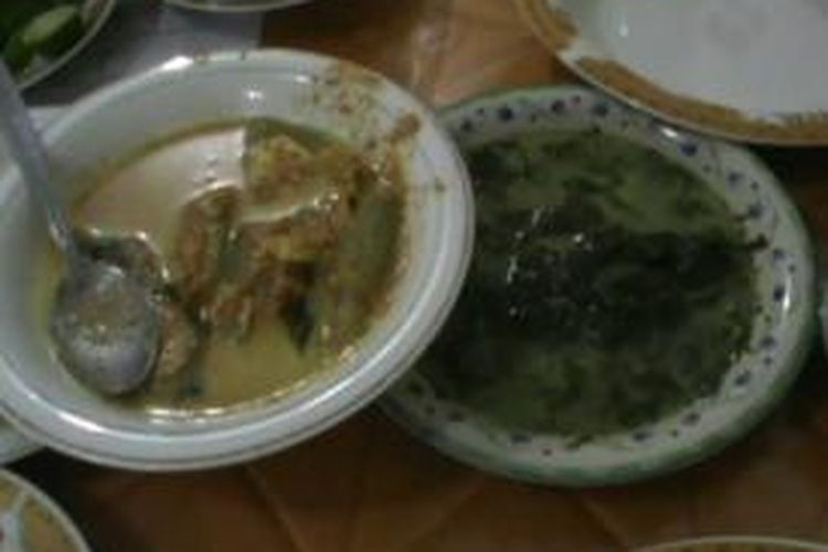 Sajian ikan bakar rica-rica pedas dan sayur singkong cincang atau sayur tattu menjadi salah satu menu favorit warga Polewali Mandar, Sulawesi Barat  untuk berbuka puasa atau sahur.