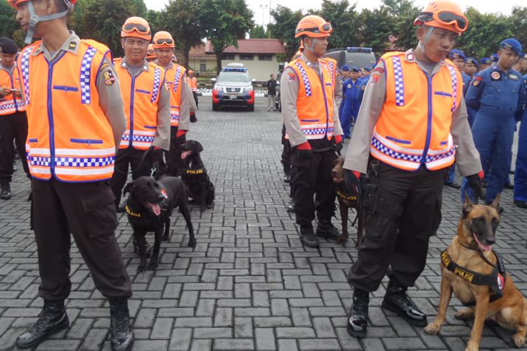 Anjing pelacak bernama Emma, Oro, Sam, dan Sweety disiagakan untuk membantu evakuasi korban bencana alam. Keempat anjing itu mengikuti apel kesiapan operasi pusat Aman Nusa II di Mako Brimob, Depok, Kamis (30/11/2017).