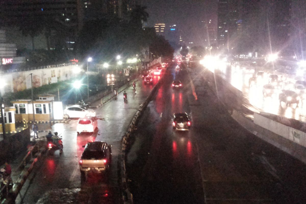 Kondisi ruas Jalan Sudirman, Jakarta, tepatnya dari arah Bundaran Senayan menuju arah Semanggi pada Sabtu (6/5/2017) malam. Sebelumnya ruas jalan ini sempat dipenuhi oleh gumpalan busa yang muncul bersamaan dengan turunnya hujan deras di kawasan tersebut.