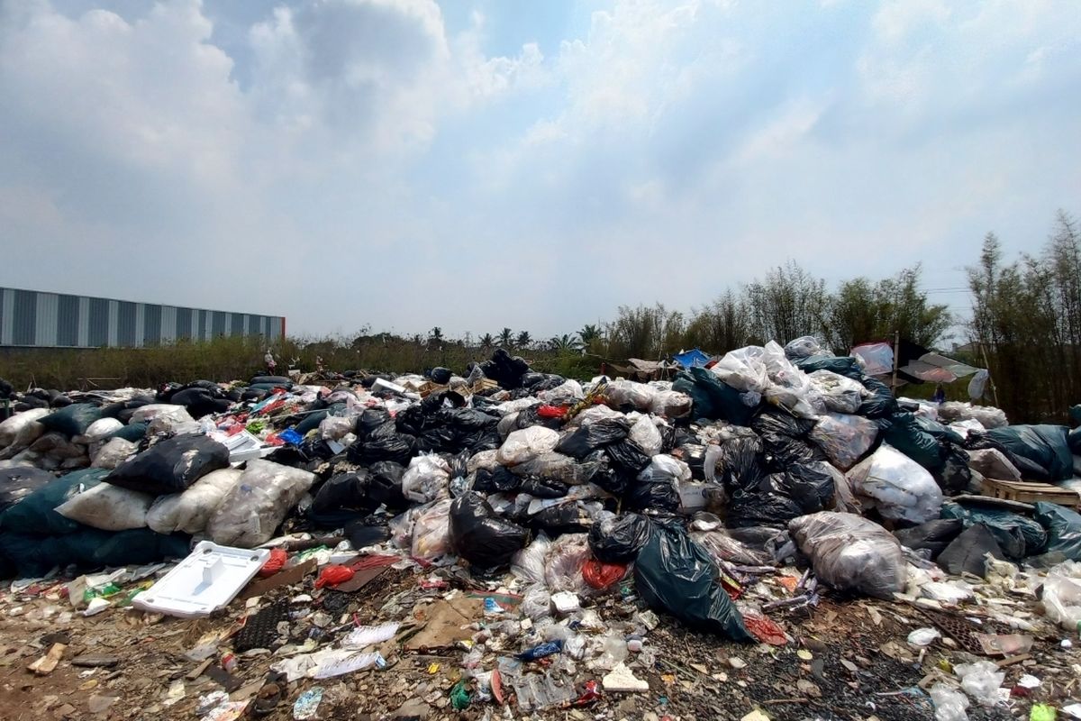 Kantong-kantong yang berisikan sampah tampak menumpuk di tempat pemrosesan akhir (TPA) yang disegel di Jalan Nusa Jaya, Pondok Ranji, Tangerang Selatan pada Senin (6/11/2023).