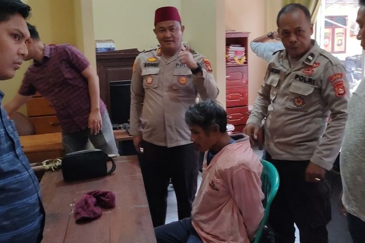 Romli pelaku pembunuhan terhadap calon kepala desa di Ogan Ilir Sumatera Selatan ditangkap dan diamankan di Mapolres Ogan Ilir.