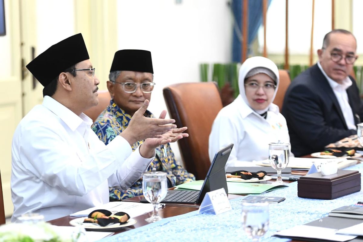 Menteri Pekerjaan Umum (PU) Dody Hanggodo (Tengah), Menteri Sosial Saifullah Yusuf, dan Kepala Badan Pusat Statistik (BPS) Amalia Adininggar Widyasanti saat rapat terbatas membahas perluasan akses pendidikan di Istana Merdeka, Rabu (30/4/2025).