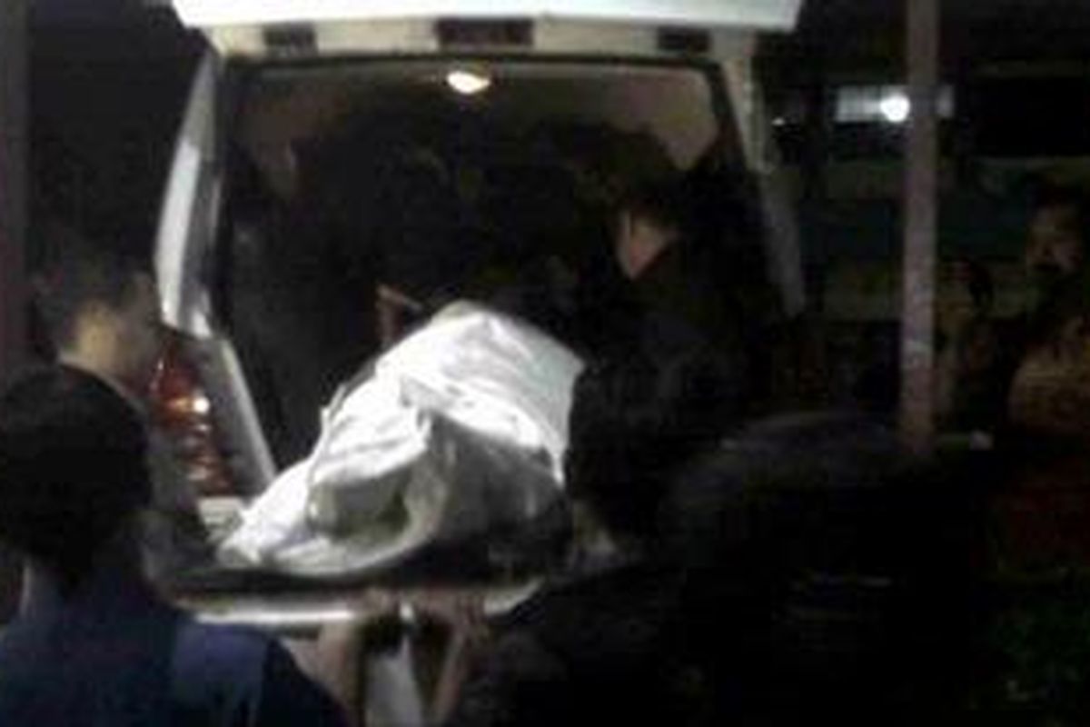 JAKARTA, KOMPAS.com-Jenazah korban penganiayaan oleh oknum TNI, Helmy Yohanes Manuputi dibawa ke RSCM, Selasa (19/04/2011). Jenazah tersebut akan diautopsi untuk keperluan mengumpulkan bukti-bukti terkaiyt penganiayaan.