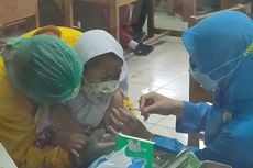 Anak Takut Disuntik, Seorang Perawat Suntikkan Sendiri Vaksin ke Anaknya