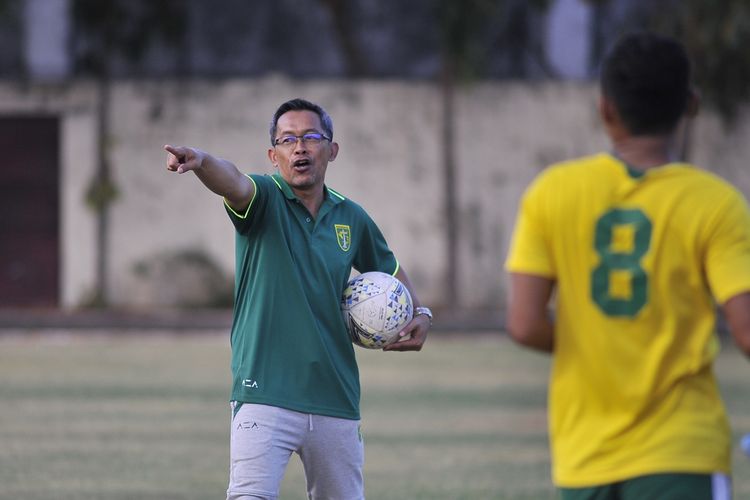 Hari pertama Aji Santoso bergabung dengan Persebaya Surabaya saat latihan di Lapangan Mapolda Jatim Surabaya, Jawa Timur, Kamis (31/10/2019) sore.