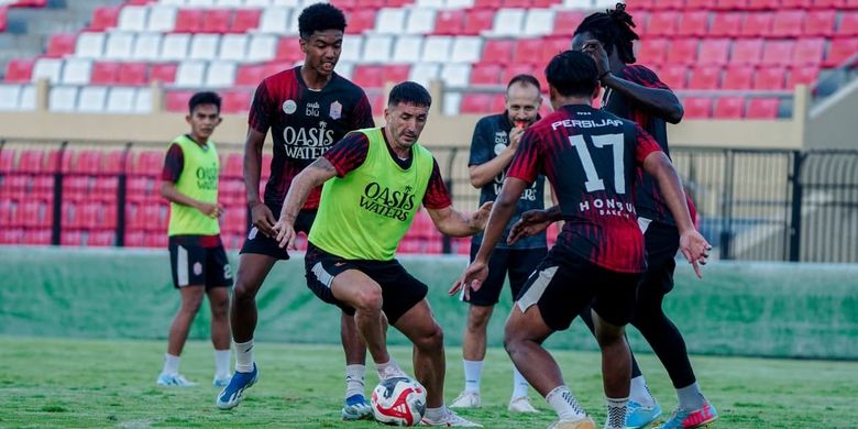 Para pemain Persijap Jepara Mario Lemos melakoni persiapan latihan tim jelang bertandang ke markas Persib Bandung di Gelora Bandung Lautan Api (GBLA), Sabtu (23/5/2026). 