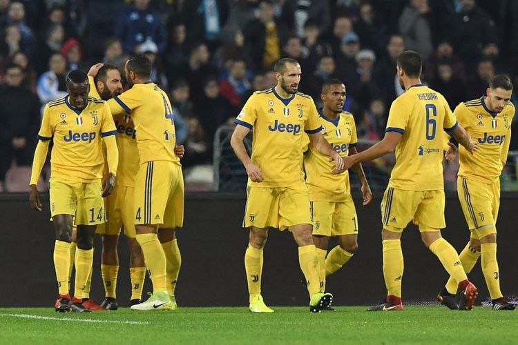 Striker Juventus, Gonzalo Higuain (kedua dari kiri), merayakan gol yang dia cetak ke gawang Napoli dalam laga Liga Italia di Stadion San Paolo, Naples, pada 1 Desember 2017.