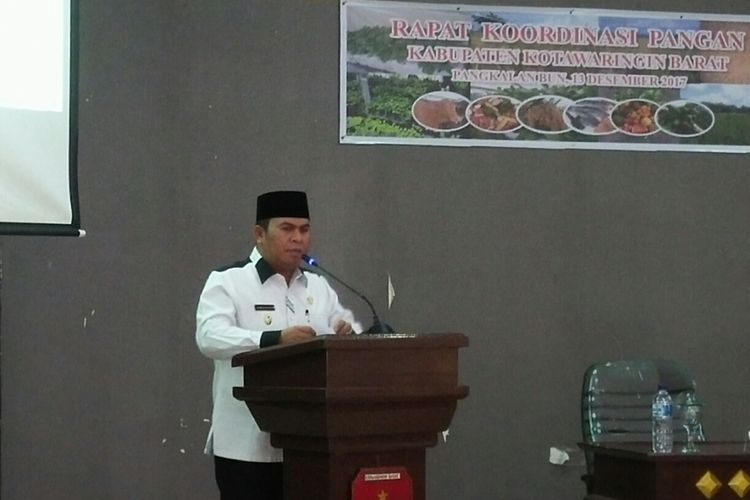 Wakil Bupati Kotawaringin Barat, Ahmadi Riansyah, saat membuka Rapat Koordinasi Pangan, di Aula Bappeda Kotawaringin Barat di Pangkalan Bun, Rabu (13/12/2017)