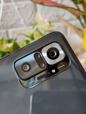 Xiaomi Redmi Note 10 Pro dibekali dengan empat kamera belakang, terdiri dari  kamera utama 108 MP, kamera ultra wide 8 MP, kamera tele macro 5 MP, dan kamera depth 2 MP.