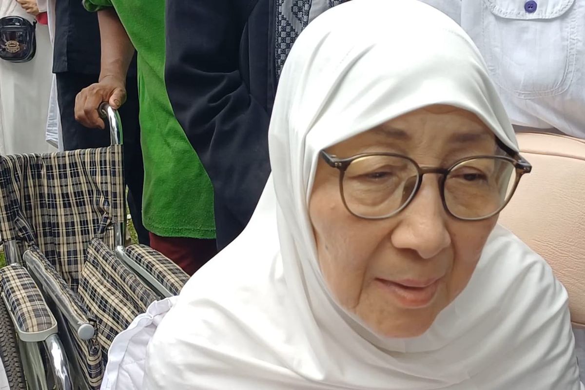 Sumarningsih saat ditemui usai pemakaman di TPU Tanah Kusir, Jakarta Selatan, Jumat (11/4/2025). 