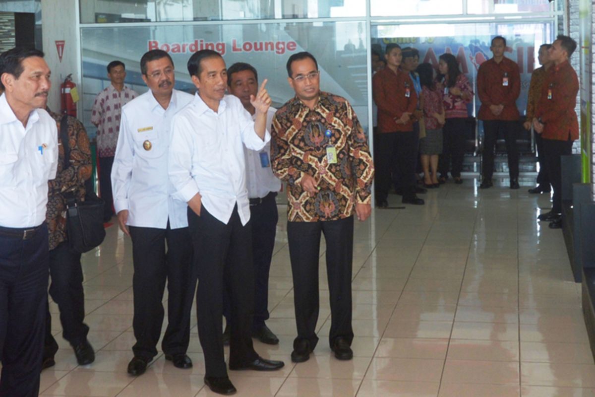 Presiden Jokowi saat meninjau Bandara Silangit pada 2016 lalu, Rabu (7/6/2017) 