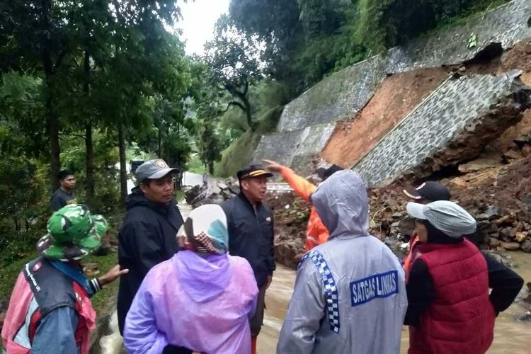 Tebing 15 Meter Longsor di Pangalengan, Akses Jalan Cikalong-Cikajang Lumpuh Total