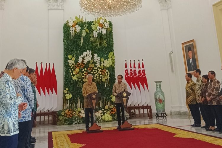 Presiden Joko Widodo saat memberikan keterangan pers bersama Perdana Menteri (PM) Singapura Lee Hsien Loong di Istana Bogor, Jawa Barat, Senin (29/4/2024).