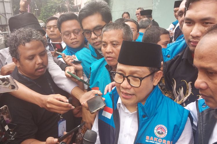 Bakal calon wakil presiden (Bacawapres) dari KPP Muhaimin Iskandar ketika memberikan keterangan kepada wartawan di Posko Nasional Relawan Anies Baswedan, Jakarta Selatan, Sabtu (23/9/2023). 