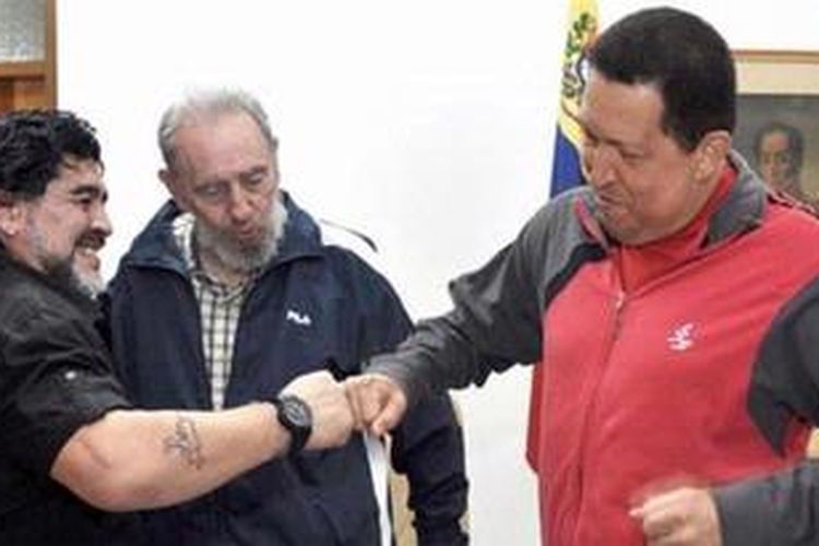 Diego Maradona (kiri) bersama dua sahabatnya, Fidel Castro dan alm Hugo Chavez.