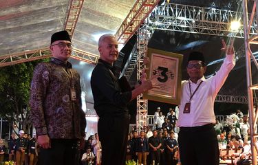 Ganjar-Mahfud salam metal usai mendapat nomor urut 3 di kantor KPU, Jakarta, Selasa (14/11/2023) malam. 
