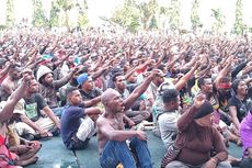 Sambil Duduk Bersila, Massa Aksi Protes Ditemui Gubernur Papua