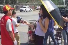 Wartawan Pakai Kacamata Hitam dan Payung di Lokasi Bencana Kena Skors