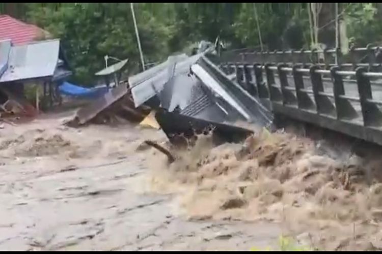 Detik detik sebuah rumah di Kabupaten Soppeng, Sulawesi Selatan rusak terbawa arus sungai. Senin, (6/12/2021).