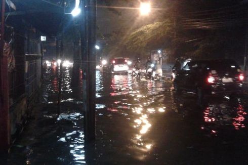 Banjir di Jakarta Barat, Pengendara Dorong Motor untuk Terobos Genangan 
