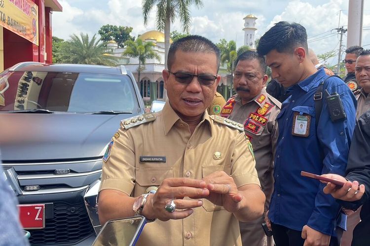 Bupati Bandung Dadang Supriatna saat memberikan keterangan pers, usai mendampingi kunjungan Polda Jawa Barat ke Mapolresta Bandung, Soreang, Kabupaten Bandung, Jawa Barat pada Senin (8/5/2023).